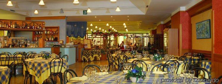מאלצ'סינה Hotel Sailing Center מסעדה תמונה