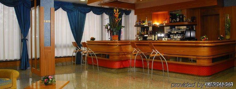 מאלצ'סינה Hotel Sailing Center מסעדה תמונה